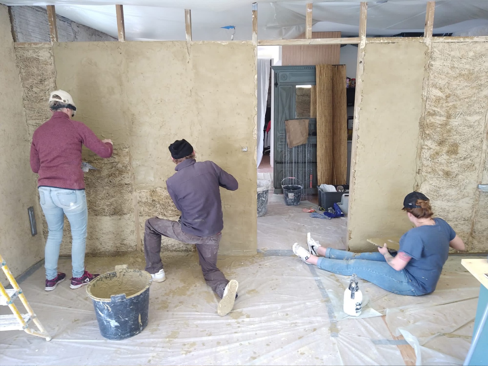 chantier_participatif_enduit_terre_2